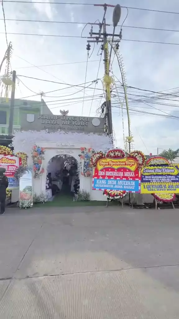 Acara khitanana pak lurah dekorasi mewah dan megah © 2025 TikTok