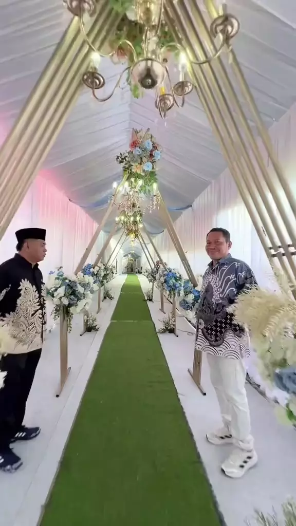 Acara khitanana pak lurah dekorasi mewah dan megah © 2025 TikTok