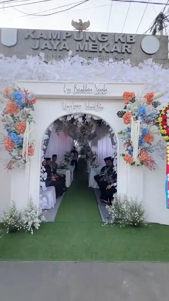 Acara khitanana pak lurah dekorasi mewah dan megah © 2025 TikTok