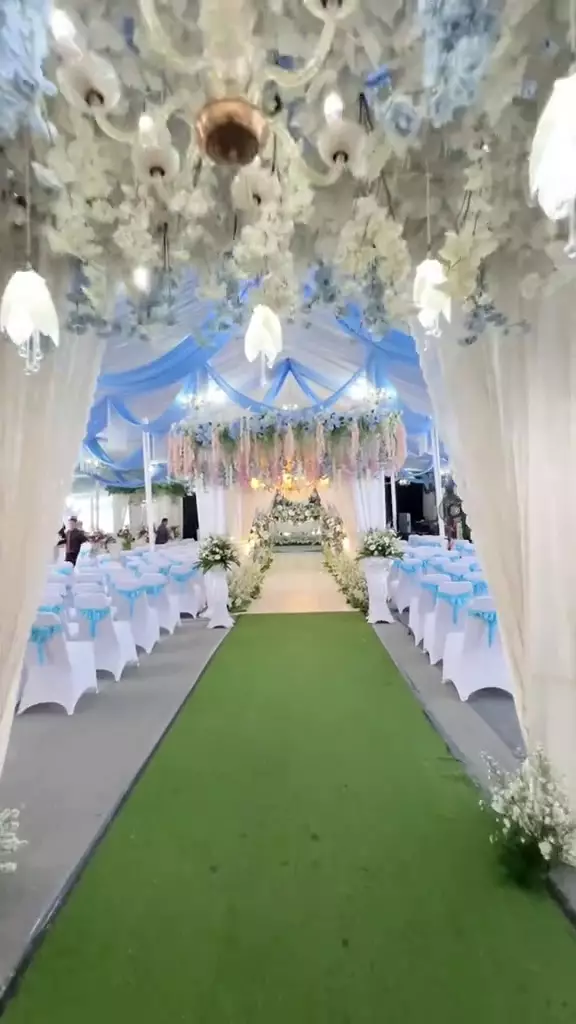 Acara khitanana pak lurah dekorasi mewah dan megah © 2025 TikTok