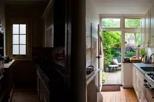 Nggak perlu pindah rumah, ubah dapur sempitmu jadi megah dengan 5 trik desain ini