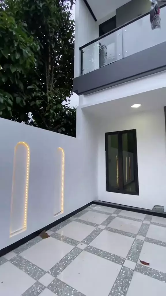 3 tahun ngonten rumah kayu jadi hunian gedong © 2025 TikTok