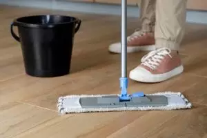 Lebih hemat tenaga bersih-bersih, lantai licin auto jadi kesat berhari-hari pakai 2 bahan dapur ini 