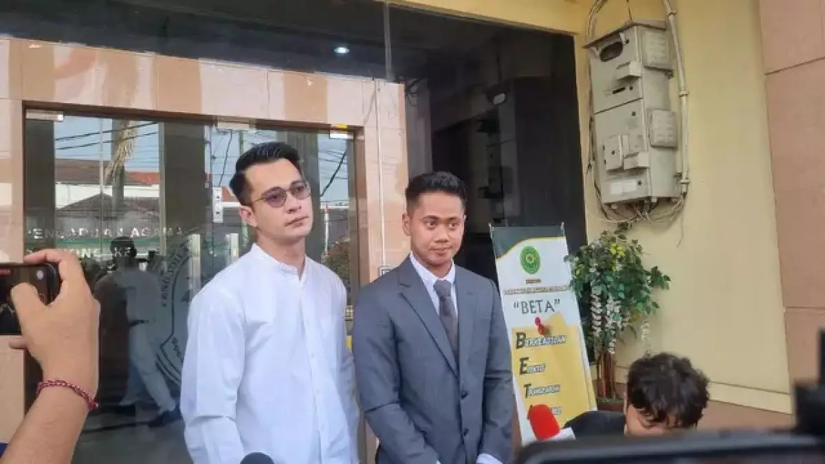 Eza Gionino tak kuat tahan kangen anak, tangis pecah usai sidang perdana perceraian