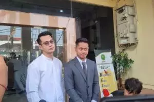 Eza Gionino tak kuat tahan kangen anak, tangis pecah usai sidang perdana perceraian