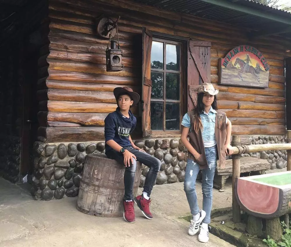 potret kebersamaan Zee JKT48 dan kembarannya © berbagai sumber