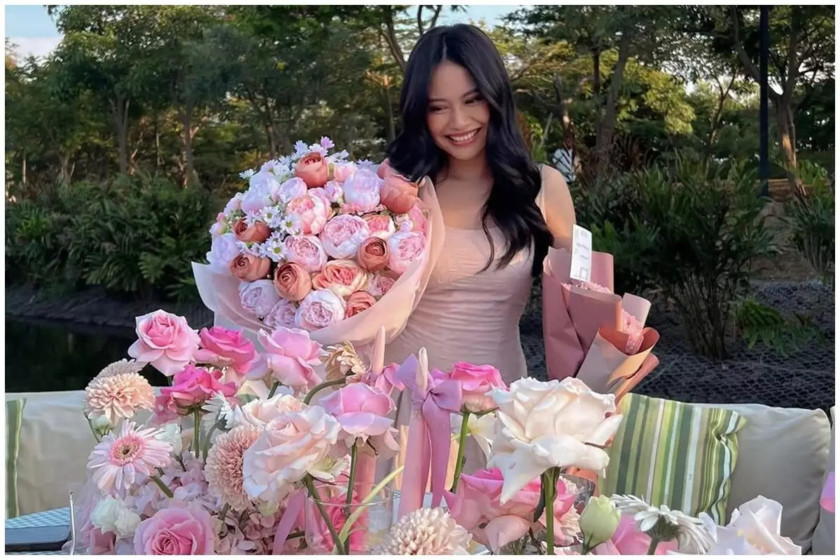 9 Potret kejutan romantis ulang tahun Hanggini ke-26, tampil cantik kenakan dress dan dekorasi pink