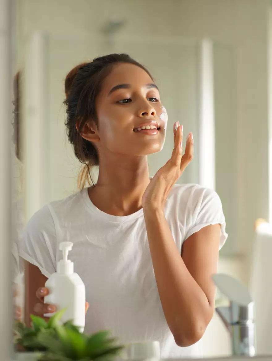 Tips memadukan sunscreen dengan skincare pencerah © 2025 brilio.net Tips memadukan sunscreen dengan skincare pencerah © 2025 brilio.net