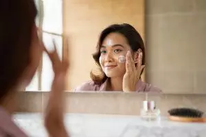 5 Tips memadukan sunscreen dengan skincare pencerah agar hasil maksimal tanpa iritasi