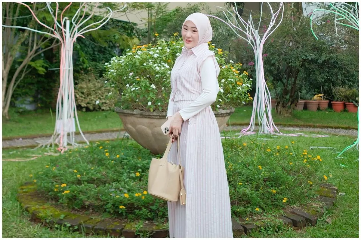 Penampilannya kalem dan bikin adem, ini 7 gaya outfit Larissa Chou saat momong anak kedua