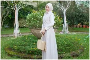 Penampilannya kalem dan bikin adem, ini 7 gaya outfit Larissa Chou saat momong anak kedua