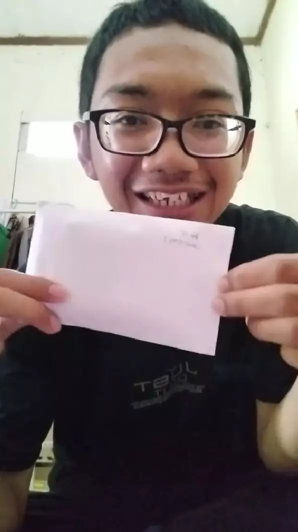 pria spill gaji jadi pencuci tray MBG © TikTok