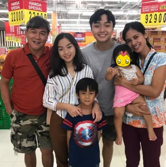 momen akrab anak Betharia Sonata bareng adik sambungnya © berbagai sumber