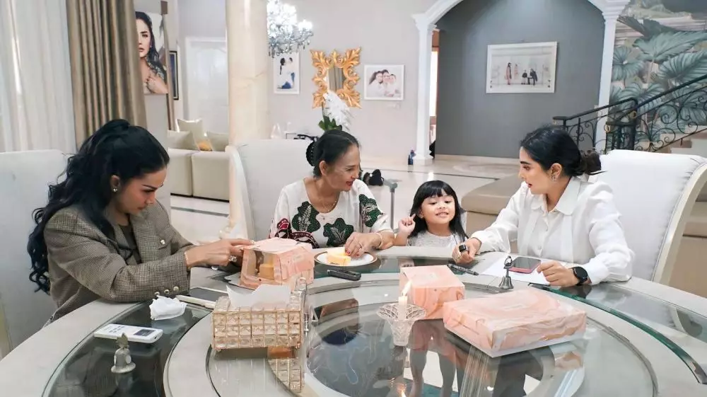 Ashanty wawancarai Krisdayanti untuk disertasi © Instagram Ashanty wawancarai Krisdayanti untuk disertasi © Instagram