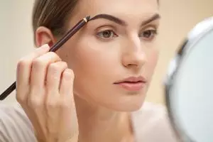 8 Pensil alis terbaik untuk pemula, bikin makeup lebih rapi dan natural harga di bawah Rp50 ribu