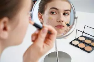 10 Concealer aman dan ampuh menutupi jerawat tanpa bikin kulit iritasi harga di bawah Rp 150 ribu