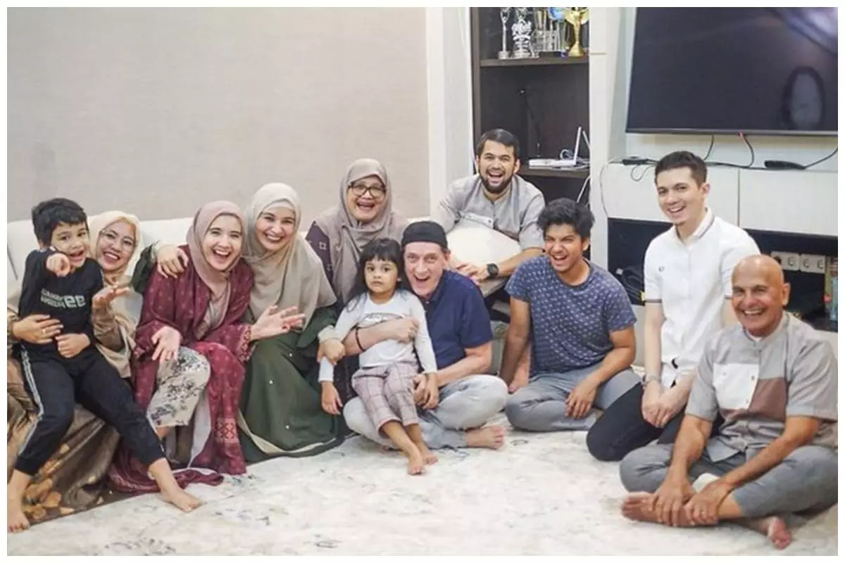 Hangat dan kompaknya bikin salut, begini 10 momen kedekatan Zaskia Sungkar dan orang tua sambung