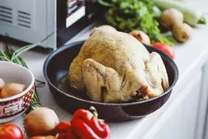 Bukan nanas atau pepaya, cukup gunakan 1 bahan dapur ini untuk mengempukkan ayam kampung yang alot