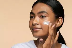 Tips memilih sunscreen untuk kulit berminyak 2025, biar nggak lengket tapi tetap glowing