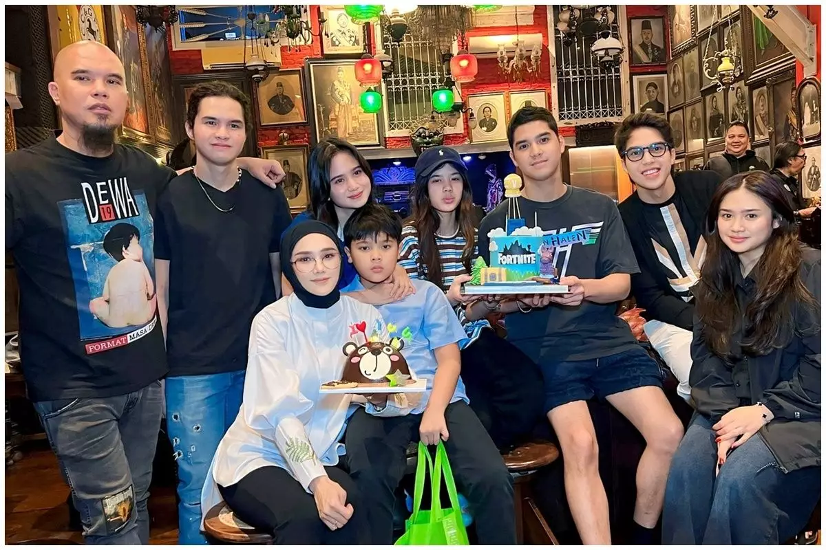 Dipanggung jadi idola wanita di rumah idola keluarga, ini potret 9 vokalis bareng istri dan anak