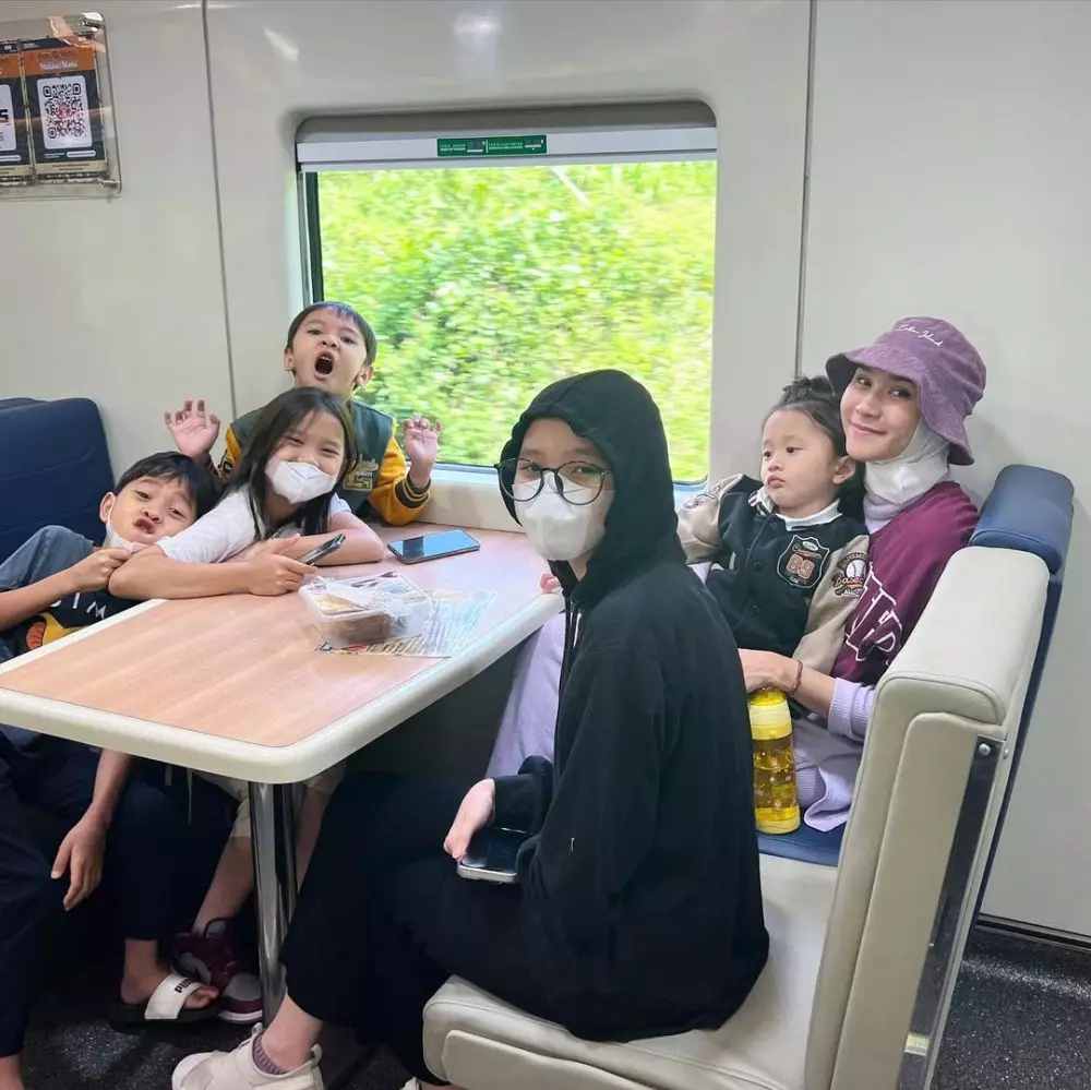 sabrina lorong waktu asuh anak berbagai sumber