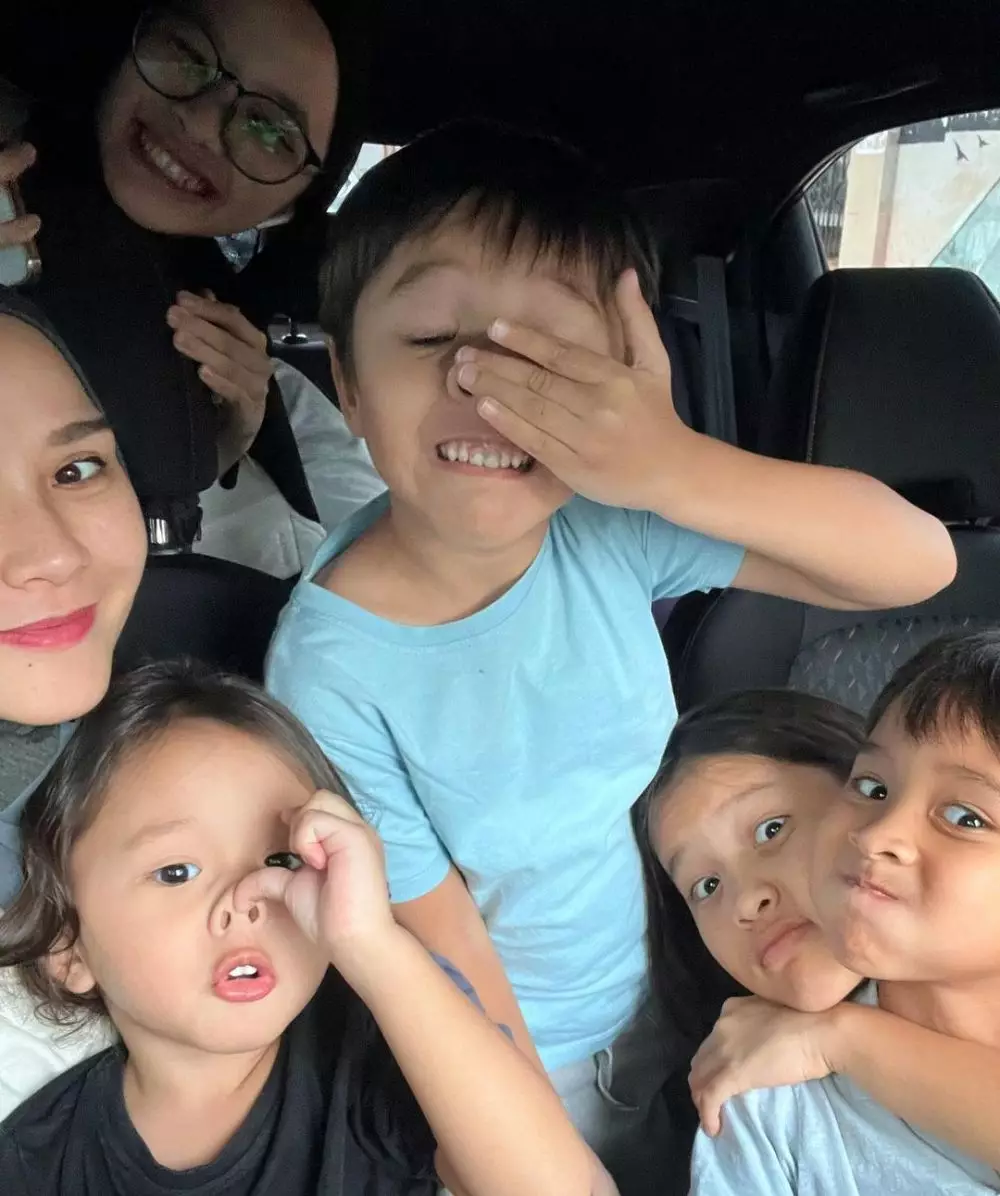 sabrina lorong waktu asuh anak berbagai sumber