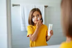 10 Sunscreen anak usia 9 tahun, bikin kulit terlindungi, bebas iritasi, dan lembap dibawah Rp150 ribu