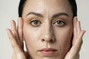 10 Serum untuk kulit berminyak harga di bawah Rp 150 ribu, nyaman dipakai seharian