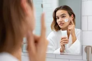 Cara pakai sunscreen dan moisturizer yang benar, kulit terlindungi maksimal dan glowing sepanjang hari