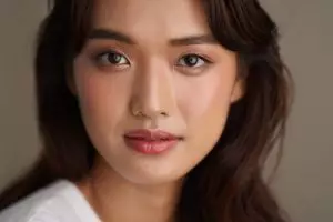 7 Tips makeup tahan keringat 2025, cocok untuk cuaca panas dan aktivitas padat