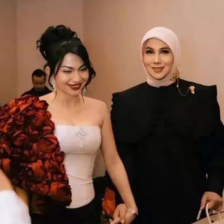 7 Potret Marini Zumarnis hadiri premiere film Ariel Tatum, gandeng pacar putranya dengan sayang © 2025 brilio.net 7 Potret Marini Zumarnis hadiri premiere film Ariel Tatum, gandeng pacar putranya dengan sayang © 2025 brilio.net