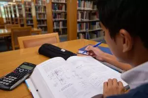 Rumus tegangan tali kelas 10 SMA, teori dasar hingga contoh soal lengkap dengan penjelasannya