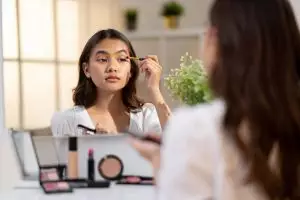 Cara pakai makeup sederhana tapi cantik, tampil natural tapi tetap fresh
