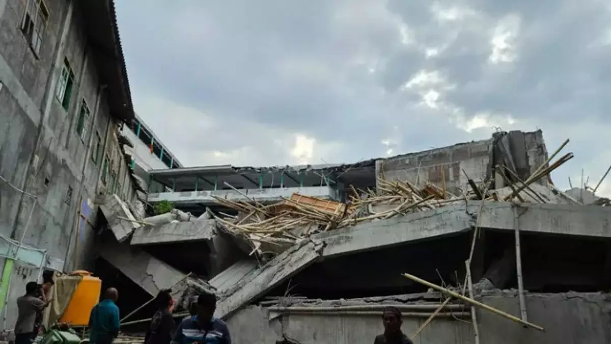 Detik-detik musala Ponpes Al-Khoziny Sidoarjo ambruk saat santri salat, 1 orang meninggal