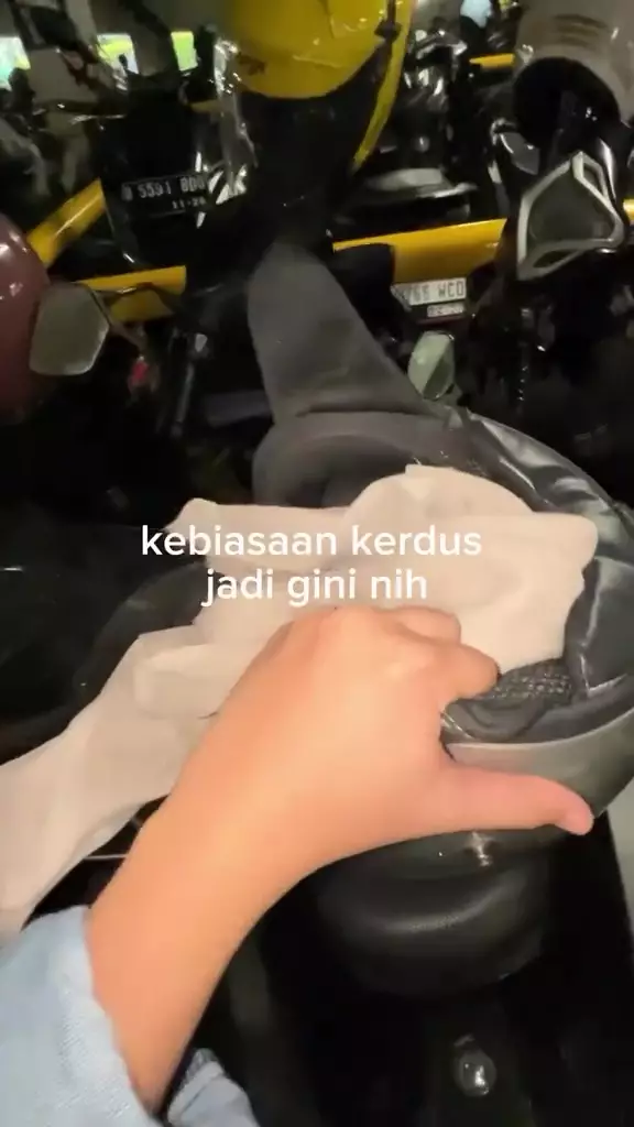 jilbab nyangkut di helm © 2025 Instagram jilbab nyangkut di helm © 2025 Instagram