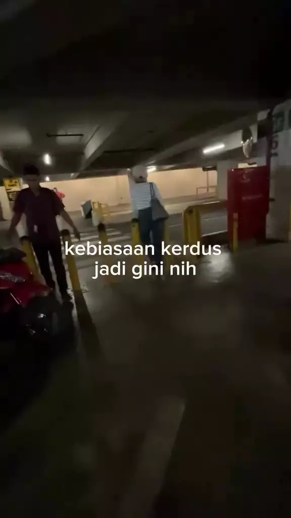 jilbab nyangkut di helm © 2025 Instagram jilbab nyangkut di helm © 2025 Instagram