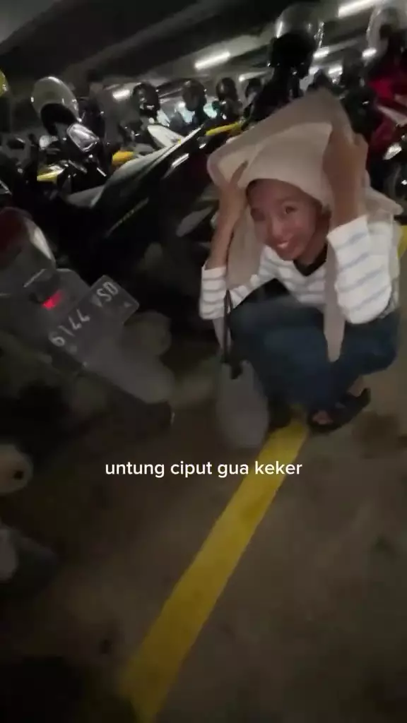 jilbab nyangkut di helm © 2025 Instagram jilbab nyangkut di helm © 2025 Instagram