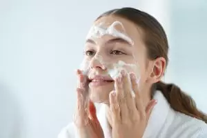 10 Face wash gentle anak 13 tahun, formula lembut dan bikin kulit tetap sehat di bawah Rp100 ribu