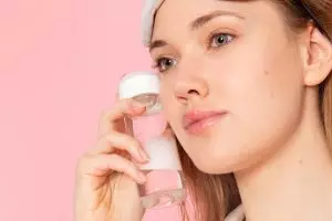 10 Micellar water tanpa alkohol untuk kulit sensitif dan berjerawat, harga di bawah Rp 100 ribu