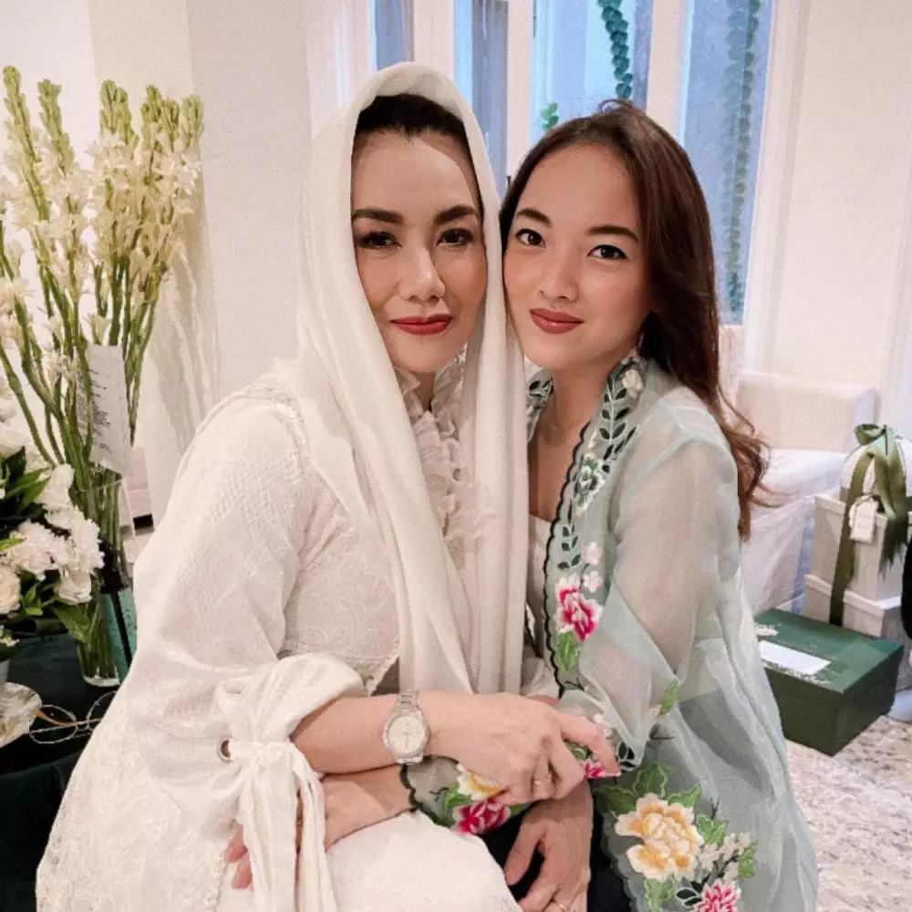 potret kebersamaan reza artamevia dengan anak angkat © instagram potret kebersamaan reza artamevia dengan anak angkat © instagram