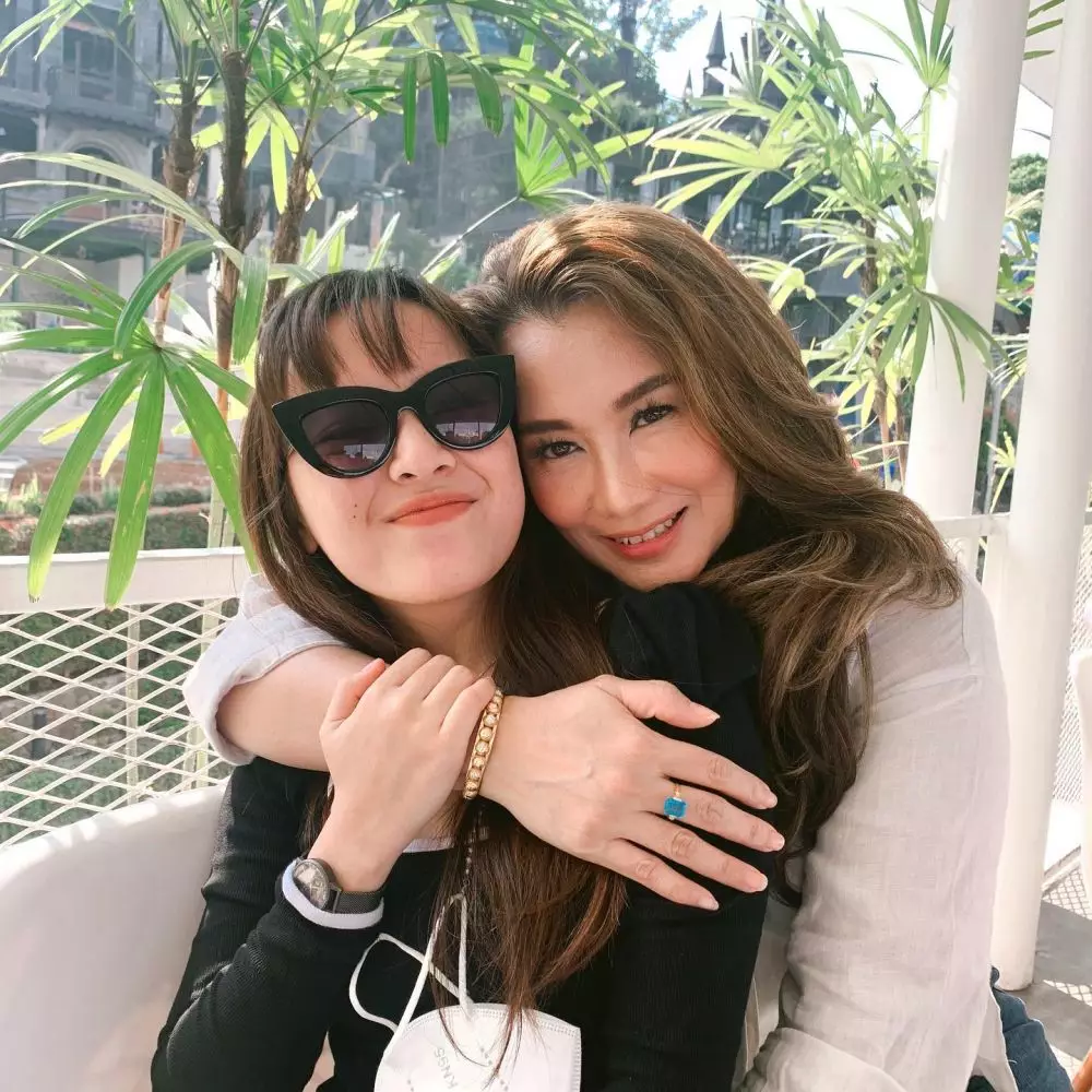 potret kebersamaan reza artamevia dengan anak angkat © instagram potret kebersamaan reza artamevia dengan anak angkat © instagram