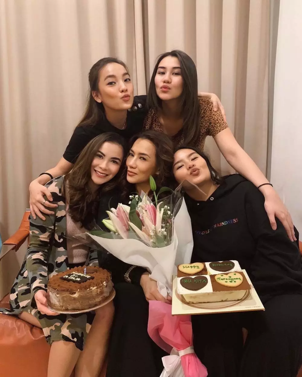 potret kebersamaan reza artamevia dengan anak angkat © instagram potret kebersamaan reza artamevia dengan anak angkat © instagram