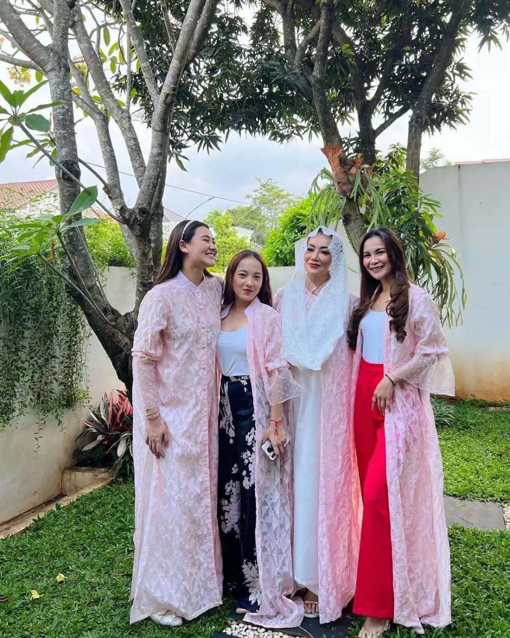 potret kebersamaan reza artamevia dengan anak angkat © instagram potret kebersamaan reza artamevia dengan anak angkat © instagram