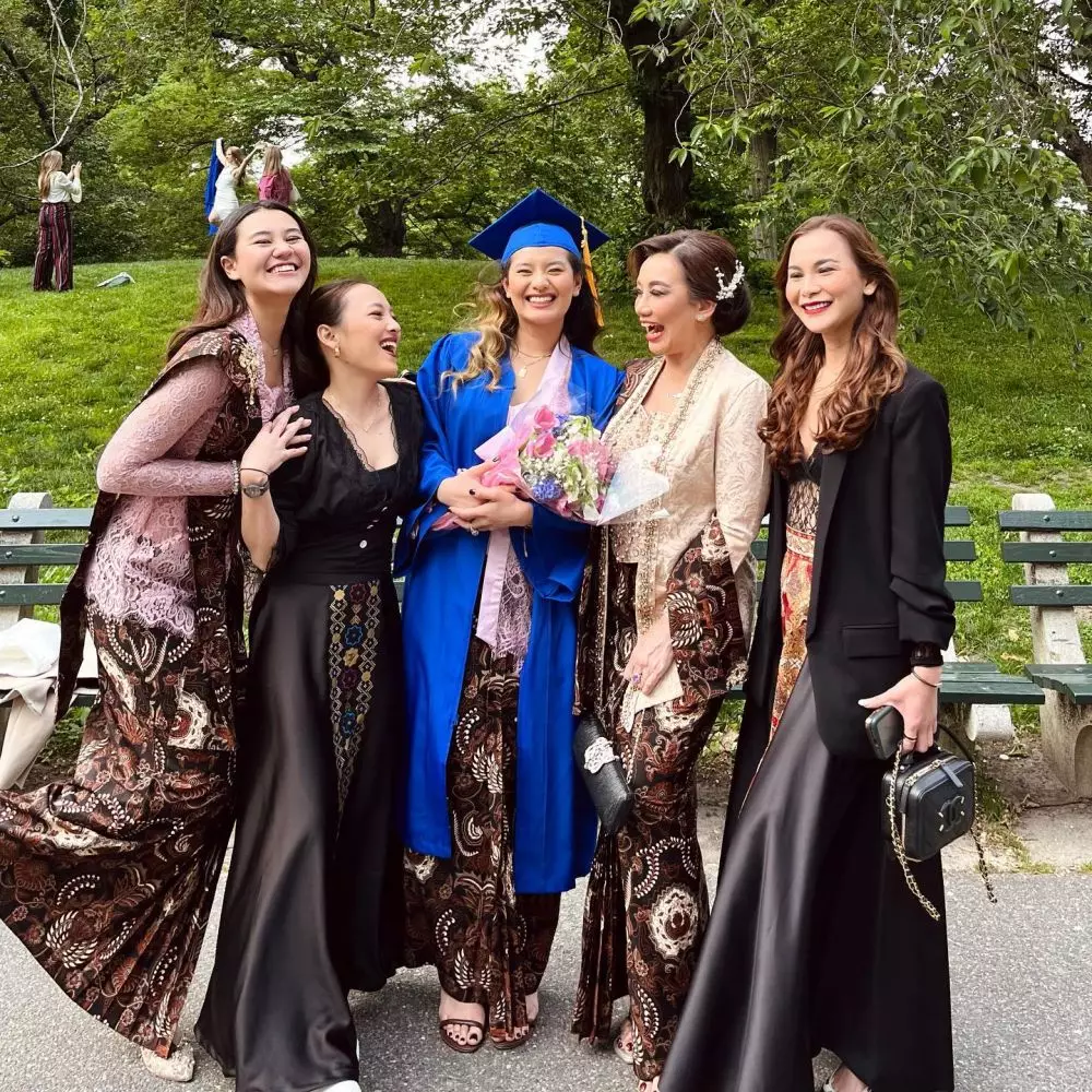 potret kebersamaan reza artamevia dengan anak angkat © instagram potret kebersamaan reza artamevia dengan anak angkat © instagram