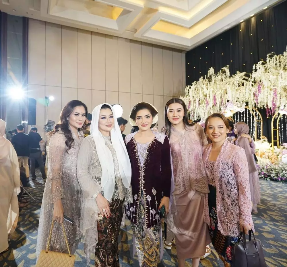 potret kebersamaan reza artamevia dengan anak angkat © instagram potret kebersamaan reza artamevia dengan anak angkat © instagram