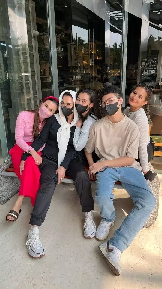 potret kebersamaan reza artamevia dengan anak angkat © instagram potret kebersamaan reza artamevia dengan anak angkat © instagram