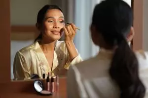 7 Tips makeup 40 tahun ke atas agar wajah fresh, elegan, dan nggak terlihat tua