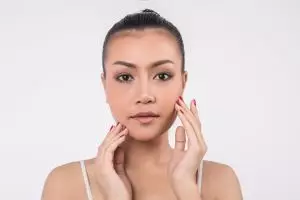 Tanpa treatment laser, begini trik hilangkan bintik hitam dan cerahkan wajah pakai 1 jenis buah