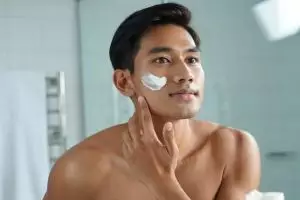 Nggak ribet, ini 7 tips memilih skincare untuk cowok yang baru mulai merawat diri