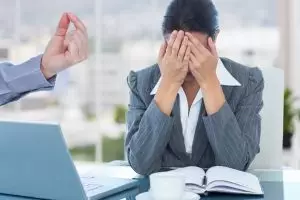 Apa itu trust issue? Kenali pengertian, ciri-ciri, dan cara mengatasinya dalam hubungan